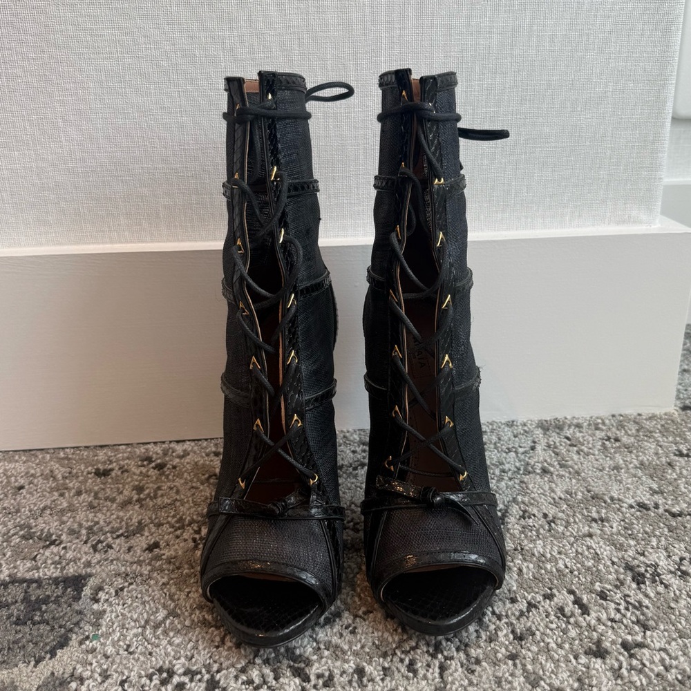 Alaïa Watersnake Trimmed Raffia Lace Up Booties – Size 39.5 (Fits US 8)